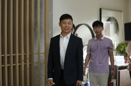电视剧《亲爹后爸》热拍 张译张凤安表现出色